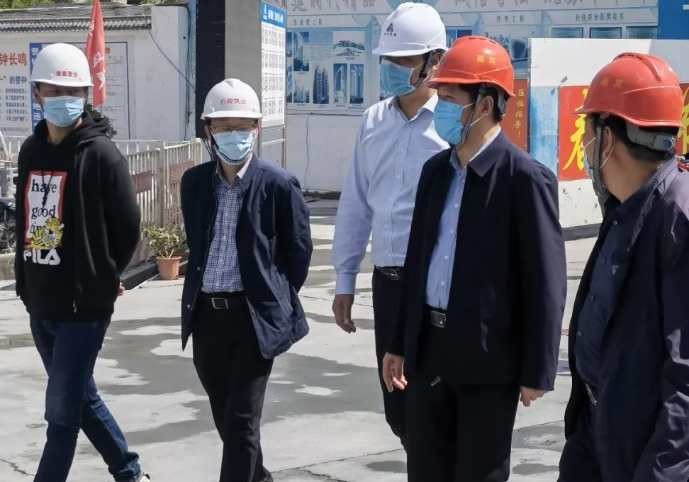 連云港市副市長朱興波率隊(duì)考察公司瓏樾府項(xiàng)目安全生產(chǎn)工作
