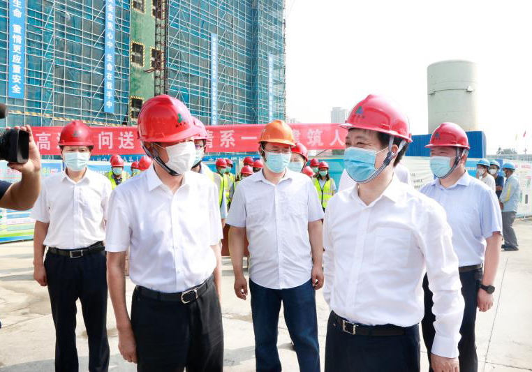 海安市人大常委會主任張亞曦率隊慰問蘇中建設(shè)海安市郵政物聯(lián)大廈項目一線職工